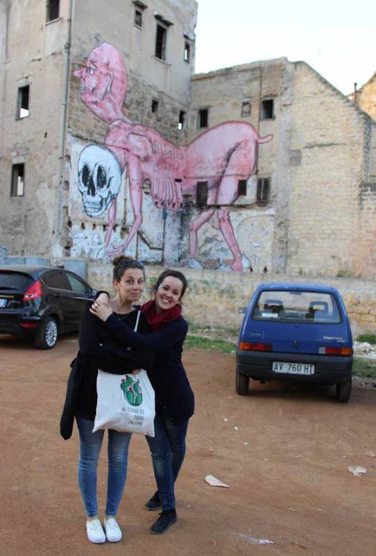 Virginia et Enrica d'Alternative Tours devant une fresque d'Ema Jons