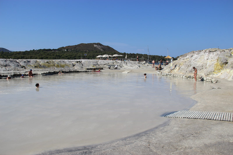 Séance de fangothérapie à Vulcano